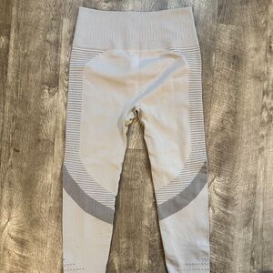 Seamless 2 toned light great leggings never worn